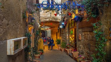 Orvieto, İtalya - 26 Aralık 2018: Orvieto Noel süsleri turist ile Ortaçağ sokak