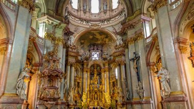 Prague, Çek Cumhuriyeti - 30 Aralık 2018: barok iç Prag'ın merkezi Aziz Nikolaos Kilisesi