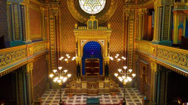 Prague, Çek Cumhuriyeti - 2 Ocak 2019: Ana sunak İspanyolca sinagog th Prag Yahudi Müzesi