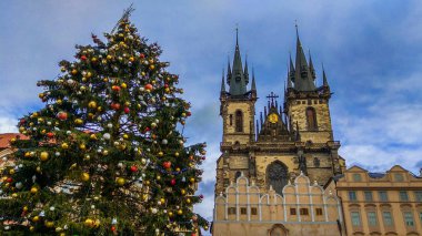 Büyük Noel ağacı Tyn Prag'ın Eski Şehir Meydanı, Bohemia önce Our Lady kilise önünde