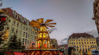 Dresden, Almanya - 1 Ocak 2019: Geleneksel Noel Pazar Dresden ana kare