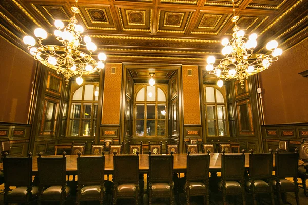 Prague, Çek Cumhuriyeti - 2 Ocak 2019: Oda iç Ulusal Müze Prag adlı iki avizeler