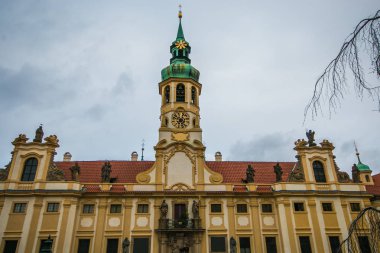 Loreta Hradany, Prag, Çek Cumhuriyeti bir bölgesinde bir hac yeridir. Bir çimenlik, Lords Doğum, Santa Casa ve saat kulesi ile ünlü çan Kilisesi oluşur
