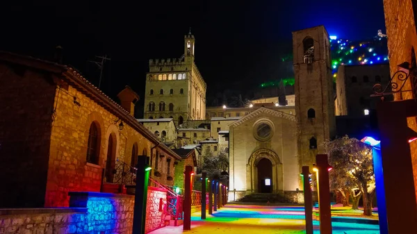 Gubbio ortaçağ merkezi kar Noel zamanda ile renkli San Giovanni meydanda