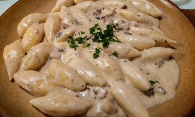 Prag tipik yemeği: peynirli patates gnocchi