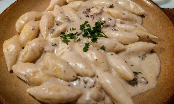 Prag tipik yemeği: peynirli patates gnocchi