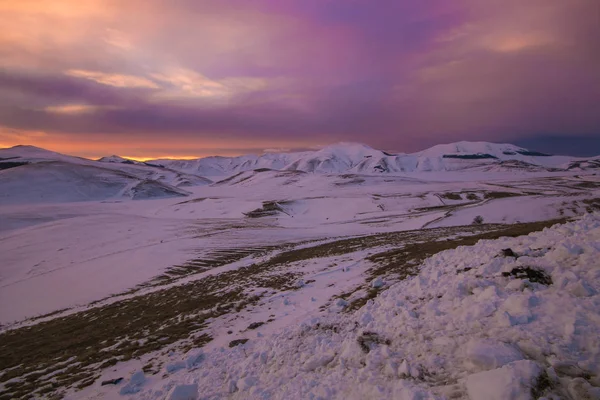Umbrien Vinterlandskap Med Snö Vid Solnedgången Italien — Stockfoto