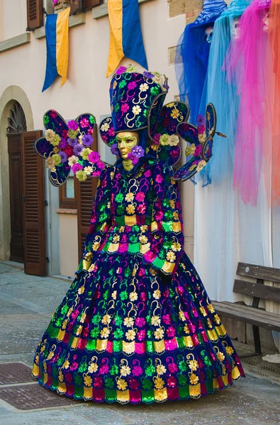 意大利卡斯蒂格翁菲波奇 2018年2月3日 托斯卡纳卡斯蒂尼翁菲波奇历史中心的彩色狂欢节面具 — 图库照片