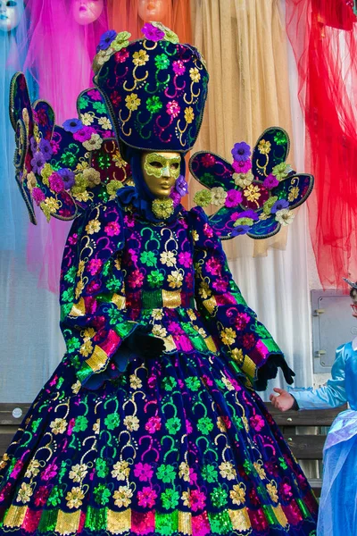 意大利卡斯蒂吉翁菲波奇 2019年2月17日 托斯卡纳著名的卡斯蒂贡菲波奇狂欢节上美丽彩色面具的肖像 — 图库照片