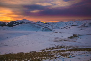 Şaşırtıcı günbatımı Monti Sibillini Milli Parkı üzerinde Umbria