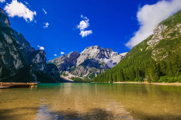 Widok Jezioro Braies Drewnianych Łodzi Wodzie Otoczony Przez Dolomity Trentino — Zdjęcie stockowe
