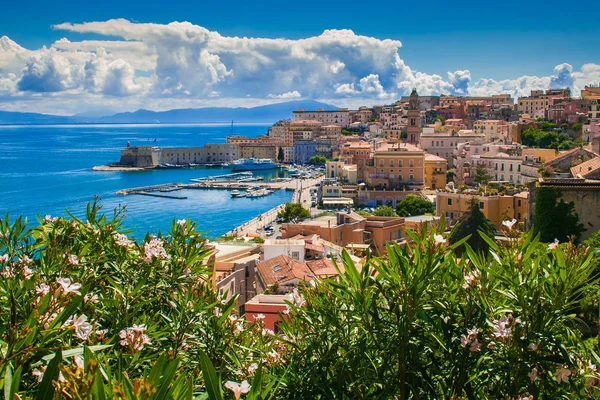 Gaeta, İtalya'nın eski şehir ile kıyı manzara