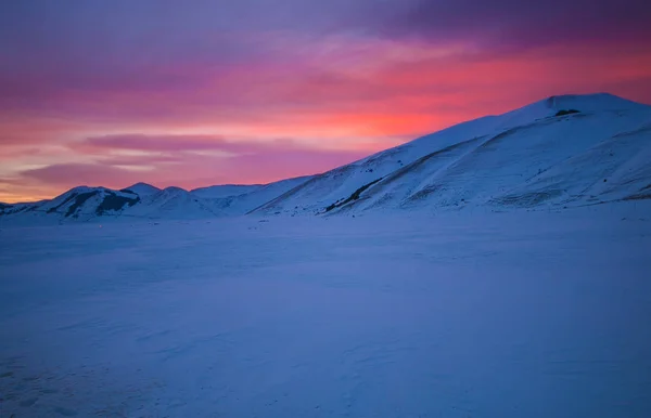 Puesta Sol Rosa Sobre Parque Nacional Monti Sibillini Umbría —  Fotos de Stock