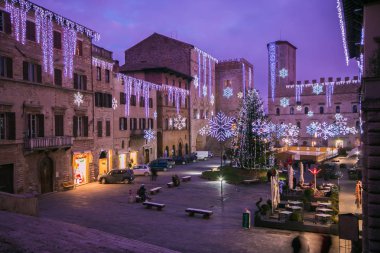 Todi, İtalya - 15 Aralık 2018: Fantastik Meydanı, Todi Noel ağacı ve Umbria süslemeleri ile gün batımında