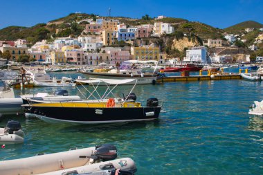 Ponza, İtalya - 9 Eylül 2018: Liman teknelerle renkli şehir Ponza, Tiren Denizi, Lazio ile