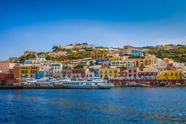 Ponza, İtalya - 9 Eylül 2018: Görünümü ana limanı ve Port Ponza, İtalya. Dağlık sahil şeridi üzerinde deniz ve evler tekneler