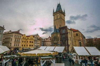 Prague, Çek Cumhuriyeti - 30 Aralık 2018: Noel pazarı Prag Eski Şehir Meydanı