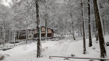 Tipik bir İtalyan apennines kar ile küçük dağ dağ evi