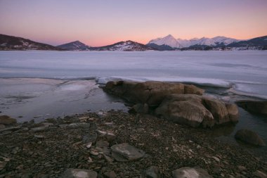 Gran Sasso e Monti della Laga Milli Parkı sihirli görünümünü. Gün batımında Campotosto Gölü