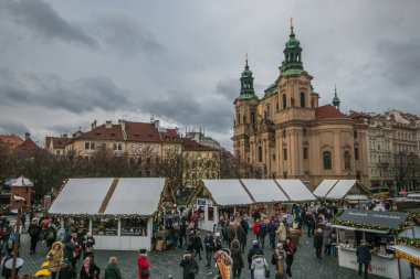 Prague, Çek Cumhuriyeti - 31 Aralık 2018: Noel piyasasında bulutlu gün üzerinde Prag Eski Şehir Meydanı