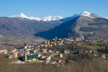 Gran Sasso e Monti della Laga Milli Parkı, Abruzzo bulunan Montereale dağ köyü panoramik manzaralı