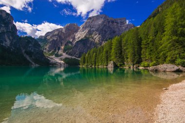 Braies Gölü su, Alto Adige, İtalya yansıtılır dolomites çevrilidir