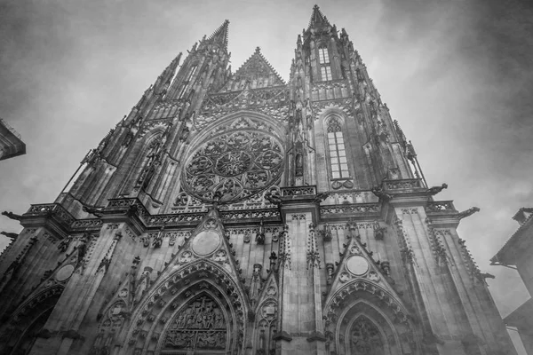 Μυστηριακή Θέα Καθεδρικός Ναός Αγίου Βίτου Ομίχλη Στο Pragu — Φωτογραφία Αρχείου