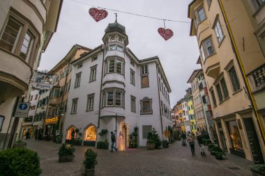Bolzano, İtalya - 2 Aralık 2018: Tarihi merkezi Bolzano Noel zamanında South Tyrol, İtalya