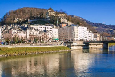 Salzburg, Avusturya - 8 Aralık 2018: Salzburg panoramik manzarasını kış gününde