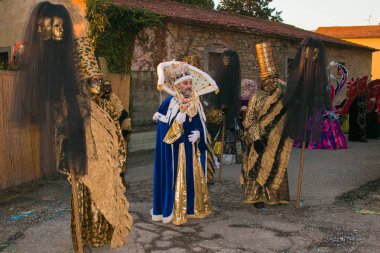 Castiglion Fibocchi, İtalya - 17 Şubat 2019: Karnaval maskesi geçit sokak. Castiglion Fibocchi, Toskana kralı Bocco portresi