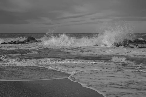 冬季风雨飘摇中亚得里亚海的黑白景观 — 图库照片