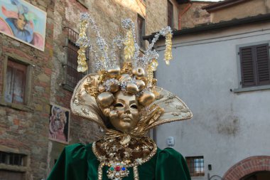 Castiglion Fibocchi, İtalya - 15 Şubat 2018: Castiglion Fibocchi karnavalında altın maskesi kapat