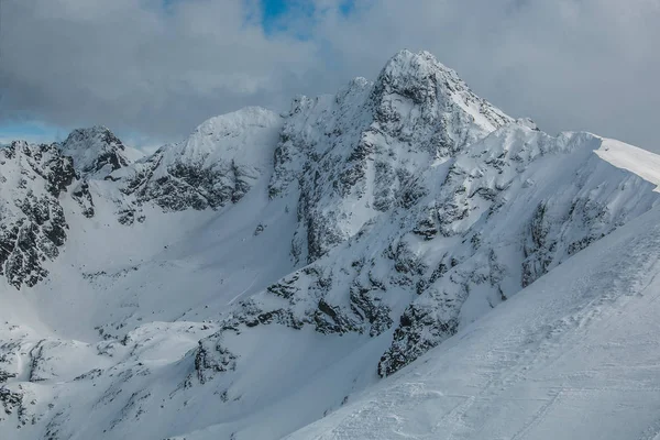 Yüksek tepe Kasprowy Wierch Batı Tatras Polonya'nın ana kış Kayak alanlarından biri olan