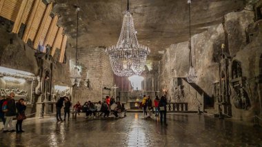 Wieliczka, Polonya - 9 Mart 2019: Ana koridorda Wieliczka Salt Mine kilisede