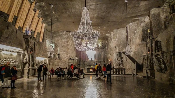 Wieliczka, Polonya - 9 Mart 2019: Ana koridorda Wieliczka Salt Mine kilisede