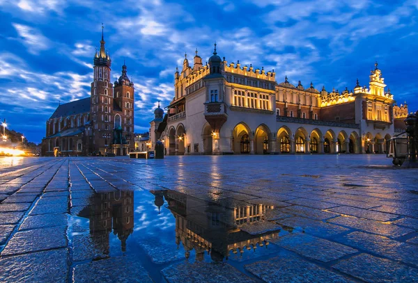 Rynek Glowny 古い町の館のお客様青の時間に東ヨーロッパのポーランドで 聖マリア教会と建築 — ストック写真