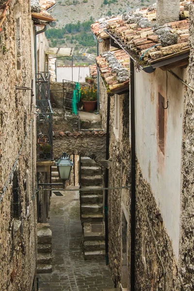 Castelvecchio Calvisio, Abruzzo'da çok küçük ve büyüleyici bir ortaçağ köyüdür.
