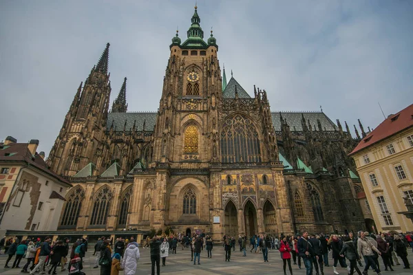 Prague Czech Republic January 2019 Tourists Metropolitan Cathedral Saints Vitus — Stock Photo, Image