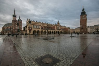 Krakow, Polonya - 10 Mart 2019: Pazar meydanının görünümü (Rynek Glowny yağmurlu günde Krakow'un merkezinde