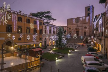 Todi, İtalya - 17 Aralık 2019: Todi'nin tarihi merkezinde ki Piazza del Popolo'nun kış mevsiminde noel süslemeleriyle muhteşem manzarası, Umbria
