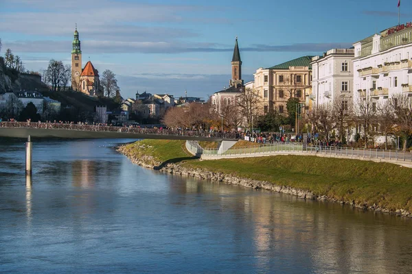 Σάλτσμπουργκ Αυστρία Δεκεμβρίου 2018 Θέα Στον Ποταμό Salzach Στο Ιστορικό — Φωτογραφία Αρχείου