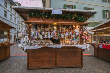 Bozen, İtalya - 2 Aralık 2018: Bozen'in tarihi merkezinde geleneksel noel pazarı