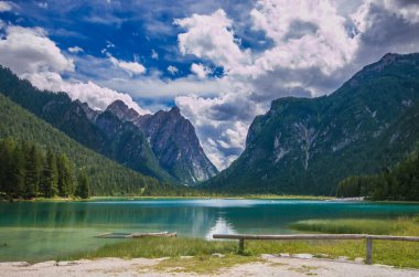 Toblacher See'nin (İtalyanca: Lago di Dobbiaco) Güney Tirol'deki güzel ve panoramik manzarası, İtalya