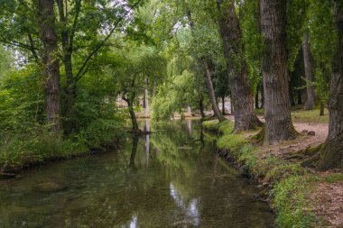 Umbria'da ilkbahar mevsiminde Clitunno Nehri'nin görünümü