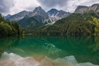 Güney Tirol'deki Anterselva gölünde yaz günü, Alto Adige, İtalya