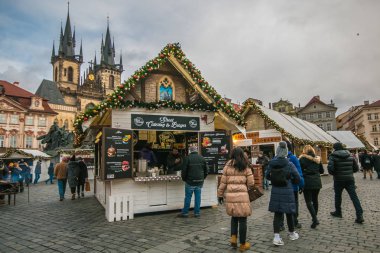 Prag, Çek Cumhuriyeti - 31 Aralık 2018: Prag'ın ana meydanında geleneksel noel pazarı
