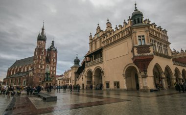Krakow, Polonya - 9 Mart 2019: Polonya'da pazar günü yağmurlu krakow tarihi merkezi