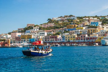 Ponza, İtalya - 16 Eylül 2018: Ponza adasında turistli küçük teknenin yaz manzarası, Lazio, İtalya