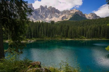 İtalyan Dolomites Carezza Gölü (Karersee) romantik ve güzel görünümü