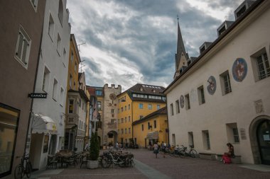 Brunico, İtalya - 17 Temmuz 2019: İtalyan Dolomitleri'ndeki Brunico'nun tarihi merkezinin ana caddesi, Alto Adige, İtalya
